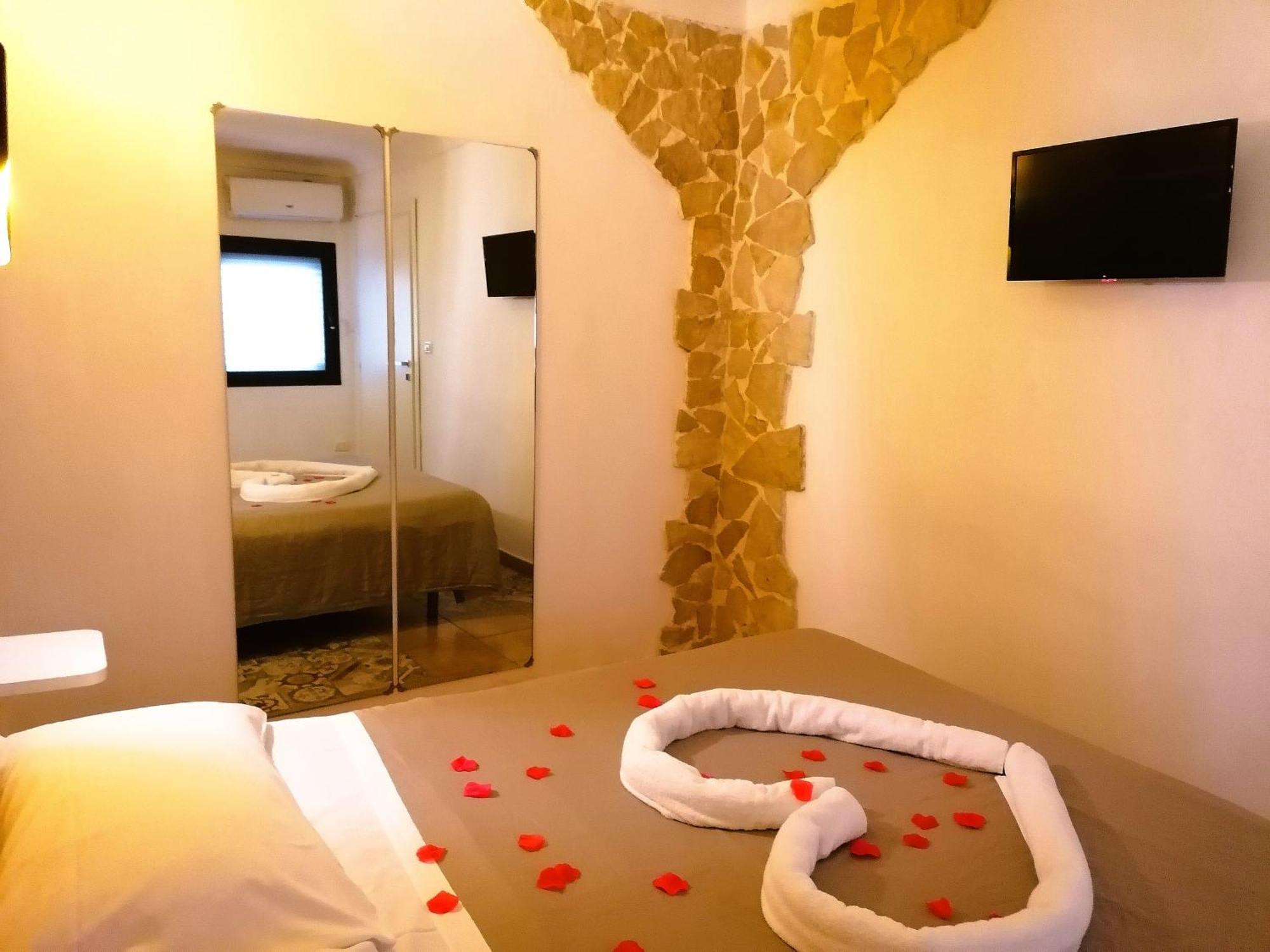 Spa Room Sicilia - Intera Casa Con Spa Privata Jacuzzi Sauna Bagno Di Vapore Ad Uso Illimitato Rosolini Buitenkant foto